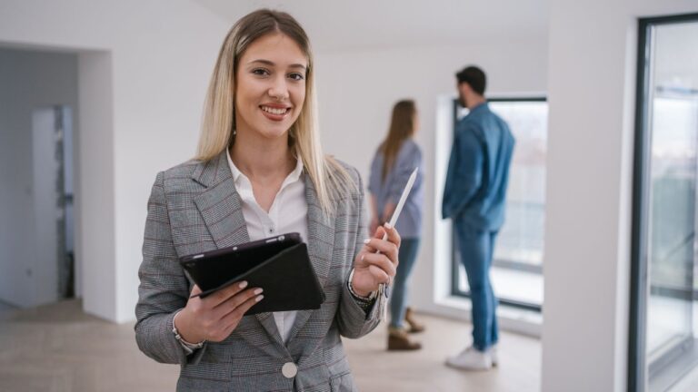 How Much Does a Real Estate Agent Make Per Sale? Understanding Commissions, Pay Structures, and Market Trends